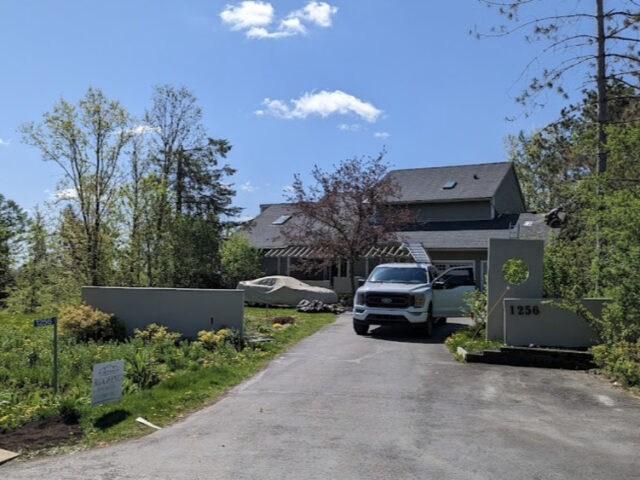 Guide complet des matériaux de toiture : bardeaux d’asphalte ou toiture métallique